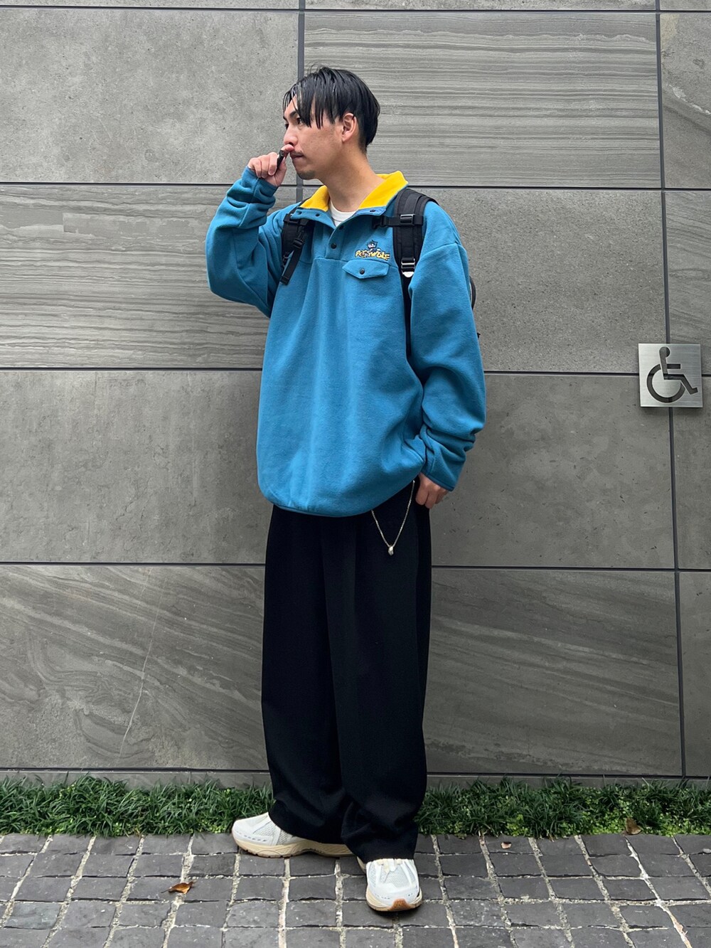 「johnscloset、limitedline_naivemagic、ジョンズクローゼット、フリース、ハーフジップ、ビッグシルエット、オーバーサイズ、ワイドパンツ、ストリート、ニューバランス、きれいめカジュアル、シンプルコーデ、厚底シューズ、スニーカー、秋冬コーデ」｜「Limited Line Naive Magicの【a】〔PETTY WOLF〕 フリース ワンポイント刺繍 襟裏カラー切り替え ハーフスナップ プルオーバー（スウェット、ブルー系）」を使った、 松波 侑亮さん（メンズ・164cm）の秋コーディネートの2枚目の写真