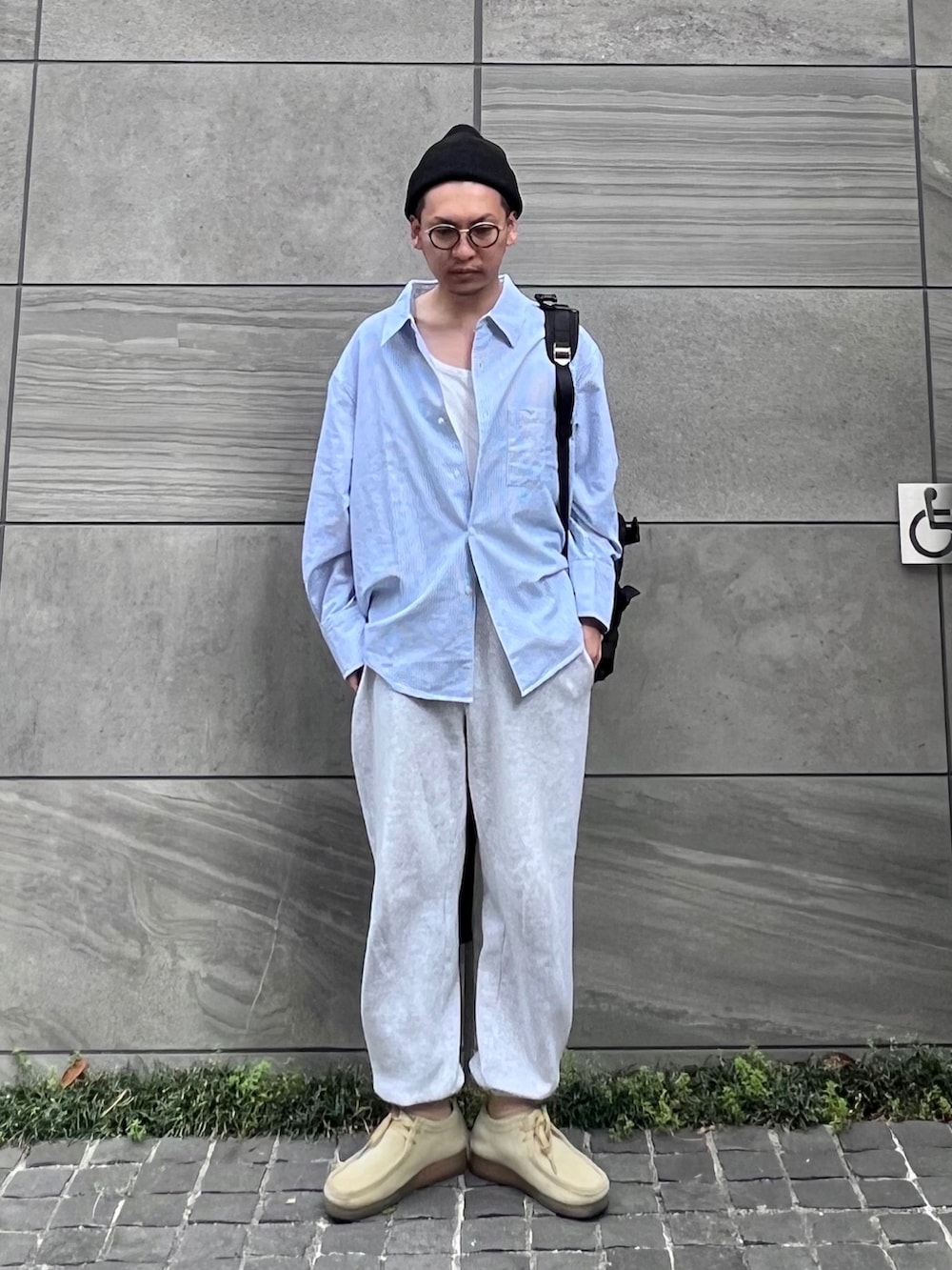「エドウィン、edwin、edwinjapan、GU、ニット帽、ストライプシャツ、シャツスタイル、メガネ男子、リラックススタイル、ワラビー、スウェットパンツ、休日スタイル、シンプルコーデ、プチプラ、古着MIX」｜「EDWINの【ZOZO】【WEB限定】EDWIN STEPMARK オーバーサイズ ボックスシルエット　ビッグシャツ　長袖　　L/S（シャツ/ブラウス、ブルー系）」を使った、 松波 侑亮さん（メンズ・164cm）の春コーディネートの2枚目の写真
