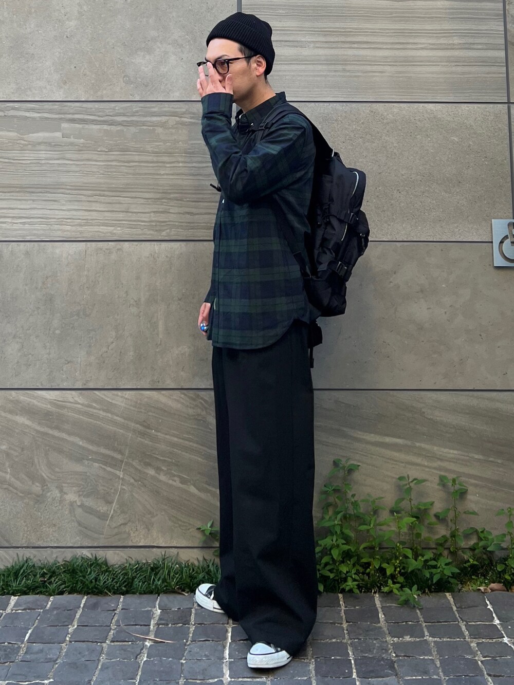 「ワイドパンツ、Hender Scheme、大人カジュアル、おしゃれさんと繋がりたい、スラックス、秋コーデ、ビックシルエット、プチプラ、スニーカー、ストリート、rossomen、urbanresearchrossomen、ニット帽」｜「URBAN RESEARCH ROSSO MENの『WEB/一部店舗限定』『5サイズ展開』『抗菌/防臭』ハイパフォーマンスオックスボタンダウンシャツ（シャツ/ブラウス、グリーン系）」を使った、 松波 侑亮さん（メンズ・164cm）の秋コーディネートの3枚目の写真