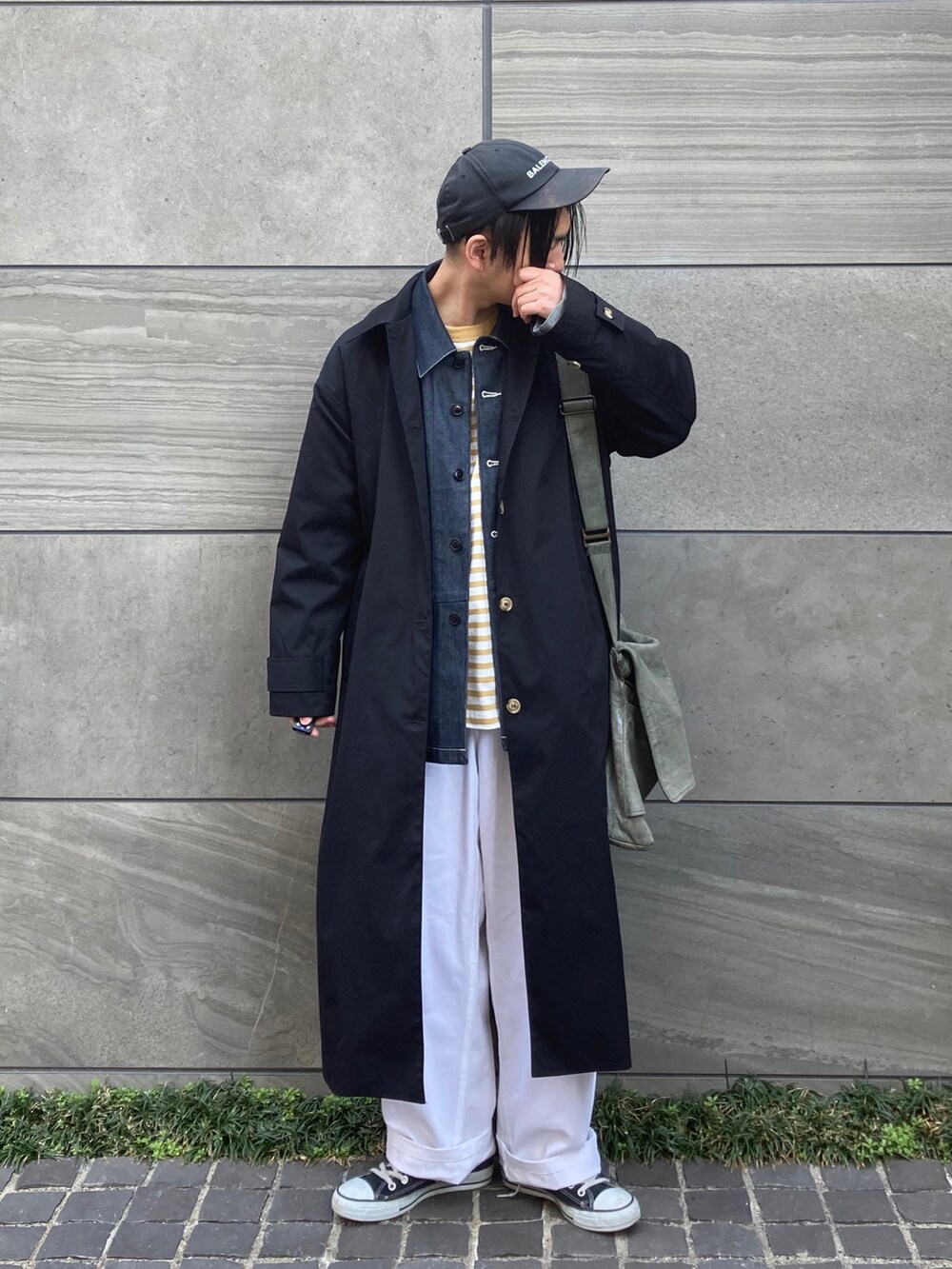 「キャップ、春コーデ、春アウター、白パンツ、レイヤードスタイル、アーバンリサーチドアーズ、URBAN RESEARCH DOORS、FORK&SPOON、シンプルコーデ、低身長、カジュアル、シンプル、ロングコート、スニーカー、キレイめ」|「FORK&SPOONのFORK&SPOON ボーダーロングスリーブTシャツ(Tシャツ/カットソー、イエロー系)」を使った、 松波 侑亮さん(メンズ・164cm)の春コーディネートの2枚目の写真