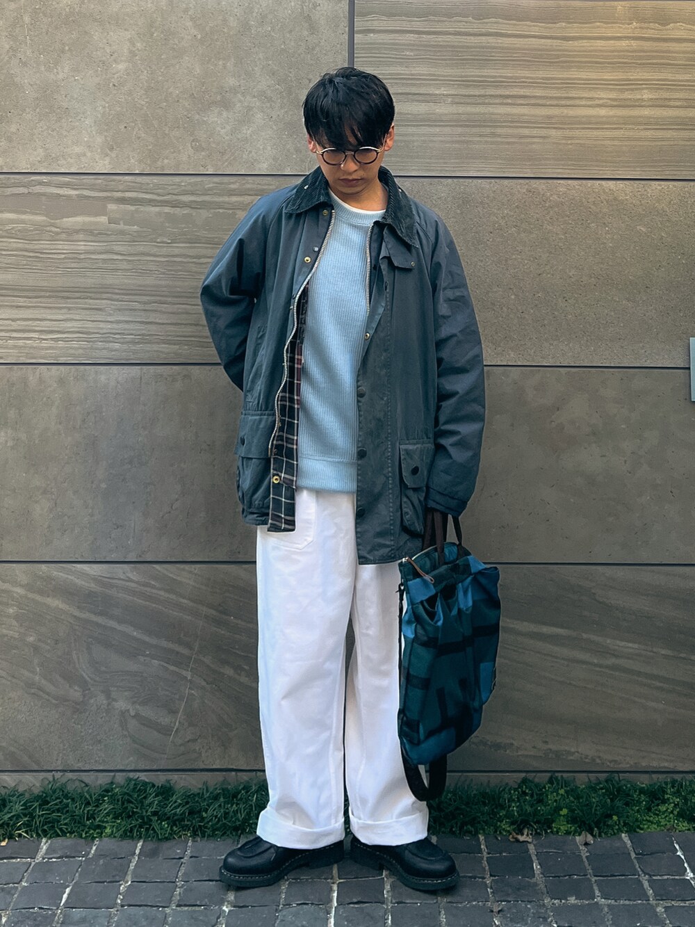 「cbcrestbridge、crestbridge、cbクレストブリッジ、シービークレストブリッジ、barbour、ニット、アウター、秋冬コーデ、きれいめカジュアル、シンプルコーデ、レザー、厚底シューズ、ブーツ、ビッグシルエット、ワイドパンツ」｜「CB CRESTBRIDGEのヨークチェックワッフルロンT（Tシャツ/カットソー、ブルー系）」を使った、 松波 侑亮さん（メンズ・164cm）の秋コーディネートの3枚目の写真