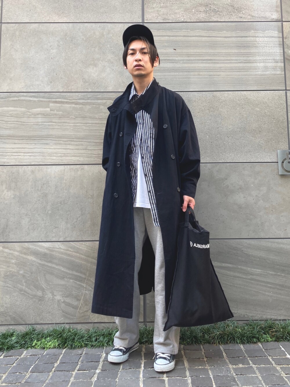 「コート、トートバッグ、ビッグシルエット、ストライプ、冬コーデ、レイヤードスタイル、オーバーサイズ、スニーカーコーデ、休日スタイル、ストライプシャツ、トラックパンツ、NEEDLES、シンプルコーデ、いいね、save、フォローお願いします🤑、STOP 誹謗中傷」|「CONVERSE ALL STARのCONVERSE / ALL STAR J HI(スニーカー、ブラック系)」を使った、 松波 侑亮さん(メンズ・164cm)の秋コーディネートの2枚目の写真