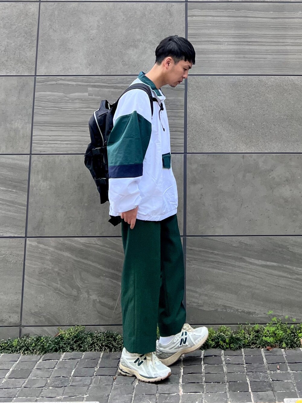 「コンファーム、confirm」｜「ILL'Sの23SS ビッグシルエット トラックジャケット ハーフジップアノラックプルオーバー 【ILL'S】（ナイロンジャケット、ホワイト系）」を使った、 松波 侑亮さん（メンズ・164cm）の春コーディネートの2枚目の写真