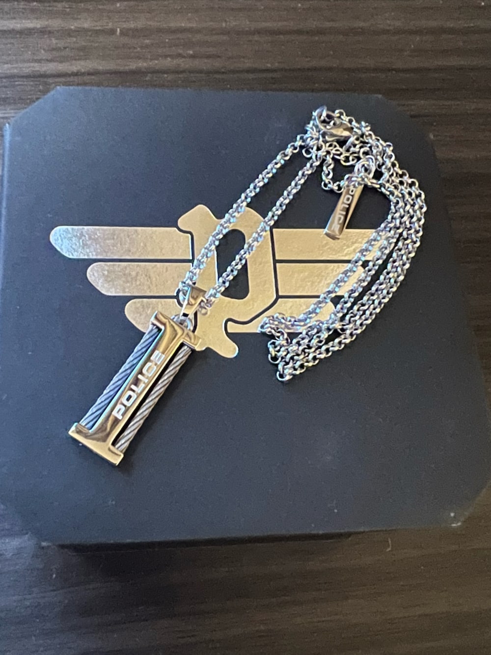 ブラック系のTシャツ/カットソー、ブラック系のスラックス、ブラック系のスニーカーを着用したメンズの秋コーディネートの2枚目の写真