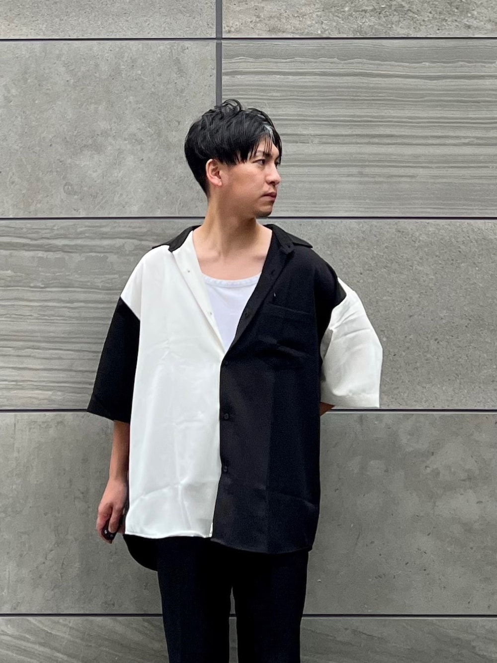 「コンファーム、confirm」｜「Confirmのイージーケア ビッグシルエット 襟配色 クレリック半袖シャツ【Confirm】23SS（シャツ/ブラウス、ブラック系）」を使った、 松波 侑亮さん（メンズ・164cm）の夏コーディネートの2枚目の写真