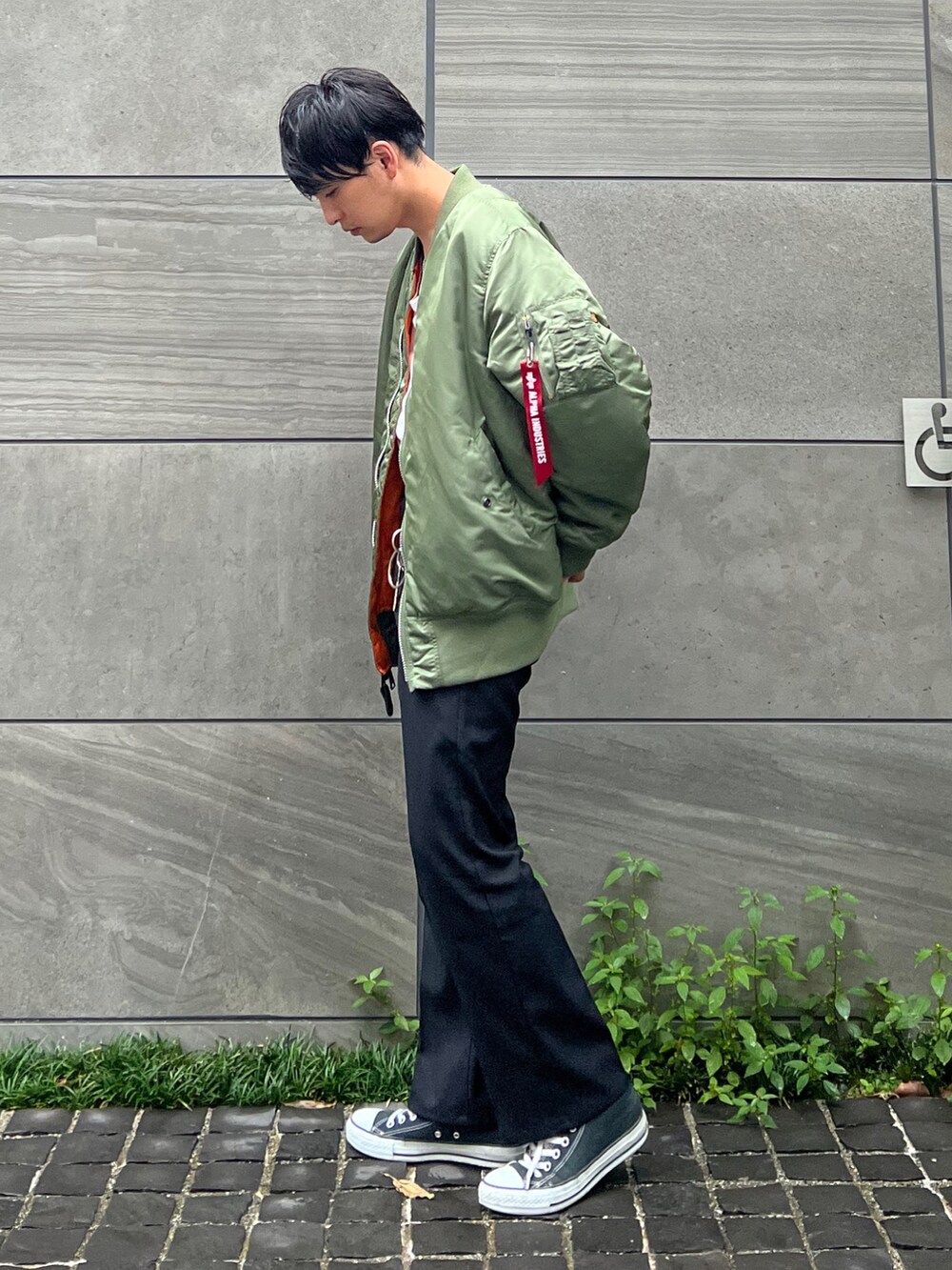 「alpha_industries_japan、ALPHA、alpha_industries」｜「ALPHAのAlpha Industries/アルファインダストリーズ MA-1 CORE SPEC フライトジャケット（U.S.サイズ）リバーシブル（MA-1、ホワイト系）」を使った、 松波 侑亮さん（メンズ・164cm）の秋コーディネートの2枚目の写真