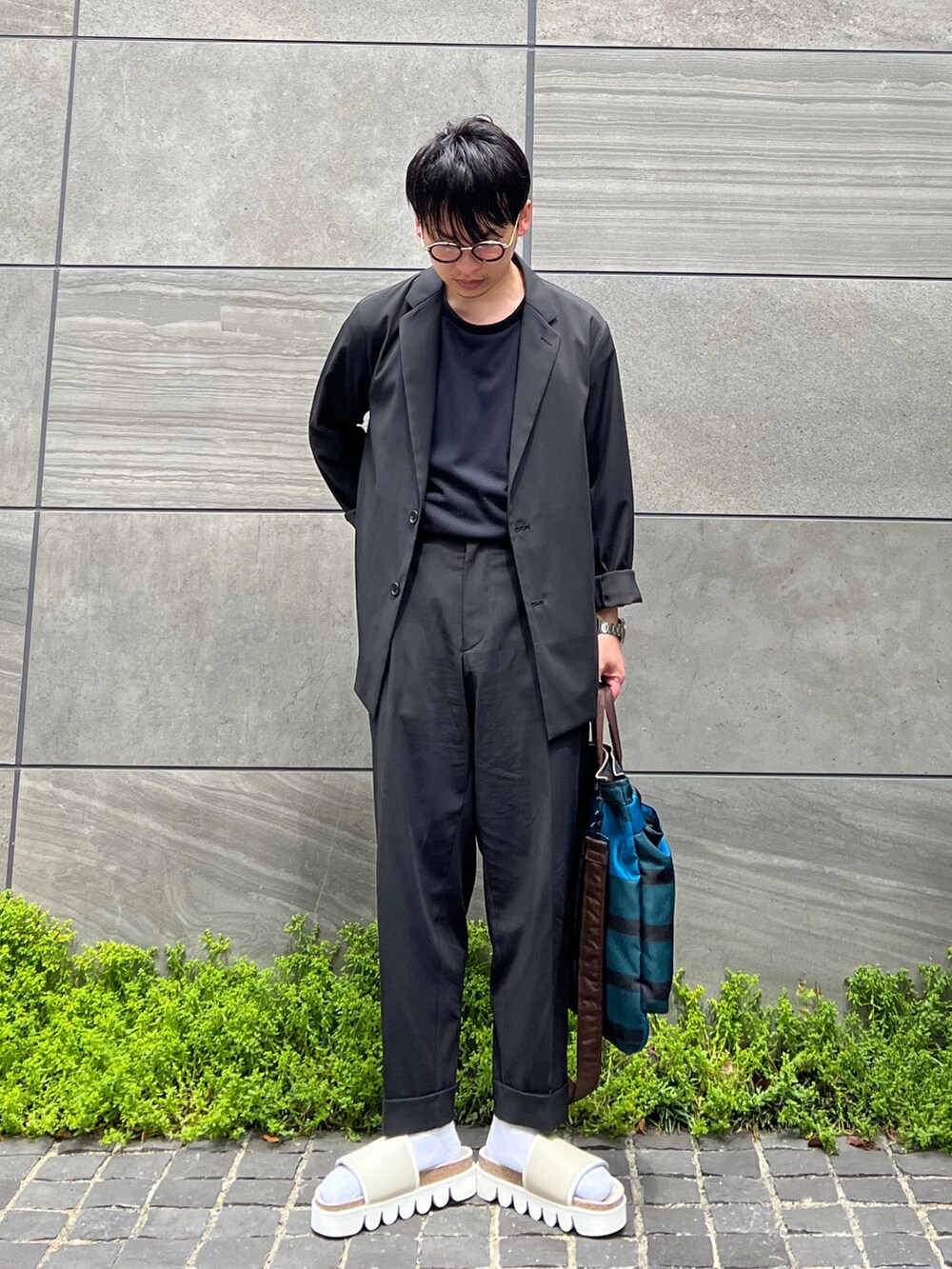 「URTECH、URTECHひやサラクール、ユーアールテック、アイテムズアーバンリサーチ、ITEMS URBANRESEARCH、スラックス、きれいめカジュアル、タックイン、セットアップ、サンダル、サンダルに靴下、モノトーン、休日スタイル、シンプル、大人コーデ」｜「ITEMS URBANRESEARCHの『UR TECH ひやサラクール』 Air Dry ライトポンチ トップス（Tシャツ/カットソー、ブラック系）」を使った、 松波 侑亮さん（メンズ・164cm）の春コーディネートの2枚目の写真
