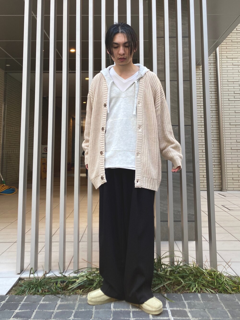「emmaclothes、エマクローズ、カーディガン、パーカー、バラクラバ、ワイドパンツ、スラックス、コンバース、シンプル、カラーニット、きれいめカジュアル、韓国ファッション、STOP 誹謗中傷、春コーデ、PR」｜「EMMA CLOTHESの5G畦編みボリュームニット ルーズカーディガン 2022 SPRING(EMMA CLOTHES)（カーディガン/ボレロ、ホワイト系）」を使った、 松波 侑亮さん（メンズ・164cm）の冬コーディネートの3枚目の写真