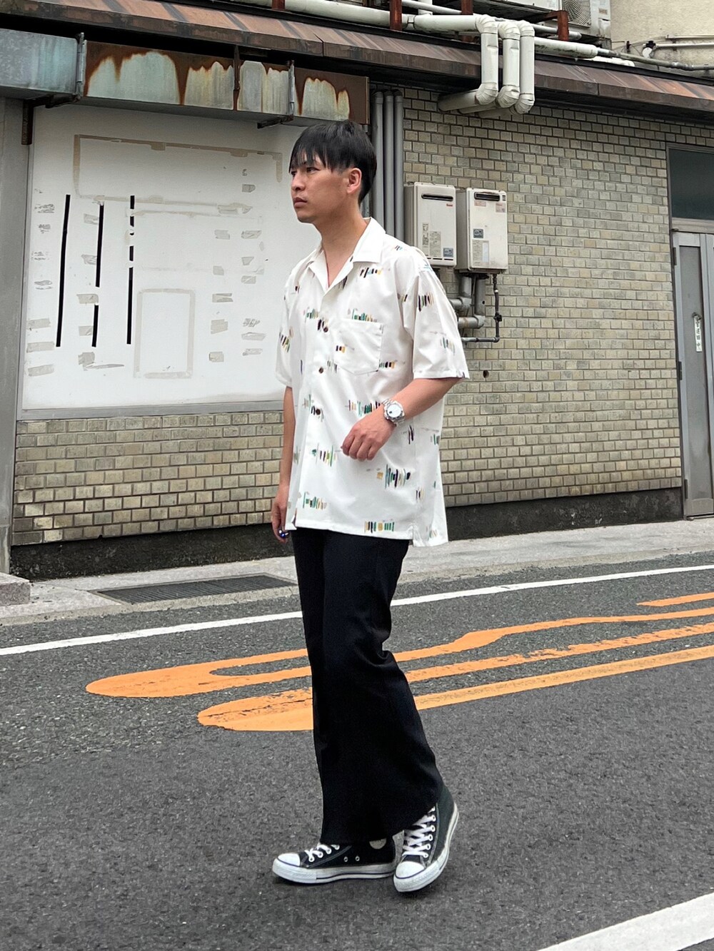 「サニーレーベル、SonnyLabel、オープンカラーシャツ、シャツスタイル、きれいめカジュアル、休日スタイル、休日コーデ、フレアパンツ、スラックス、コンバース、メンズコーデ、お洒落さんとつながりたい、大人コーデ、キレイめ、プチプラ」｜「URBAN RESEARCH Sonny Labelのセオαグラフィック半袖シャツ（シャツ/ブラウス、ホワイト系）」を使った、 松波 侑亮さん（メンズ・164cm）の夏コーディネートの2枚目の写真