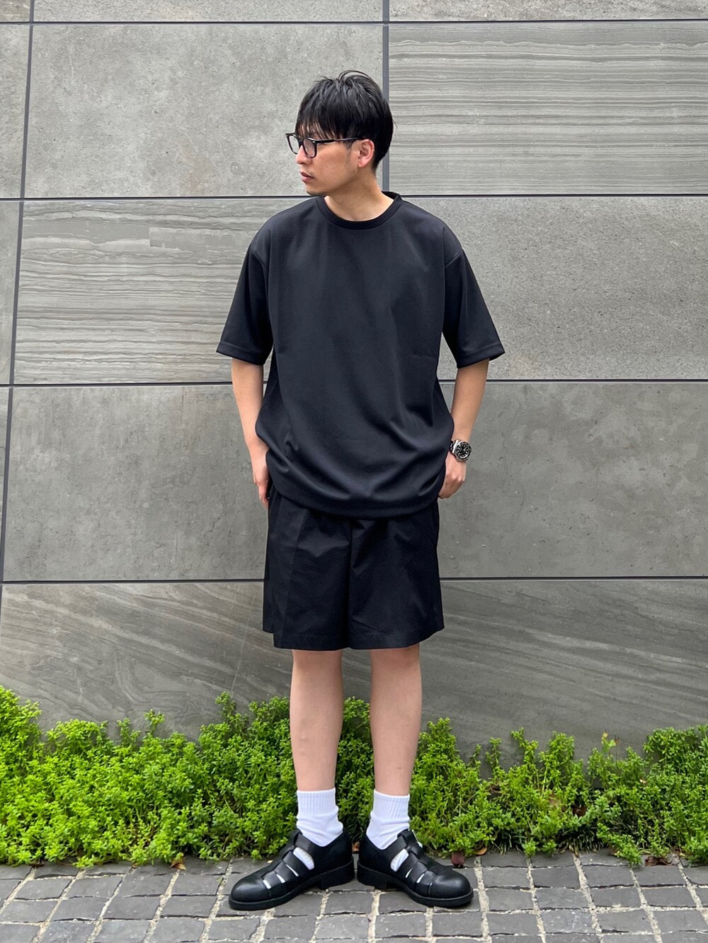 「URTECH、URTECHひやサラクール、ユーアールテック、アイテムズアーバンリサーチ、ITEMS URBANRESEARCH、休日スタイル、きれいめカジュアル、グルカサンダル、ハーフパンツ、革靴、モノトーン、カラーソックス、春コーデ、オトナカジュアル、大人コーデ」｜「ITEMS URBANRESEARCHの『UR TECH ひやサラクール』 Air Dry ライトポンチ トップス（Tシャツ/カットソー、ブラック系）」を使った、 松波 侑亮さん（メンズ・164cm）の春コーディネートの3枚目の写真