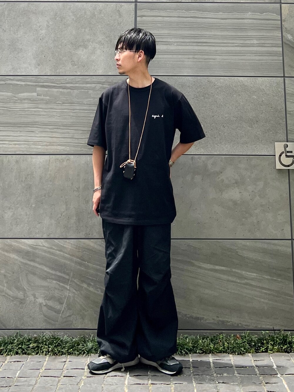 「エドウィン、edwin、edwinjapan、POLICE、ポリス、アニエスベー、春夏コーデ、agnes b.、メンズコーデ、ロゴTシャツ」|「EDWINの【WEB限定】EDWIN STEPMARK スノーワイドオーバーパンツ(カーゴパンツ、ブラック系)」を使った、 松波 侑亮さん(メンズ・164cm)の夏コーディネートの2枚目の写真