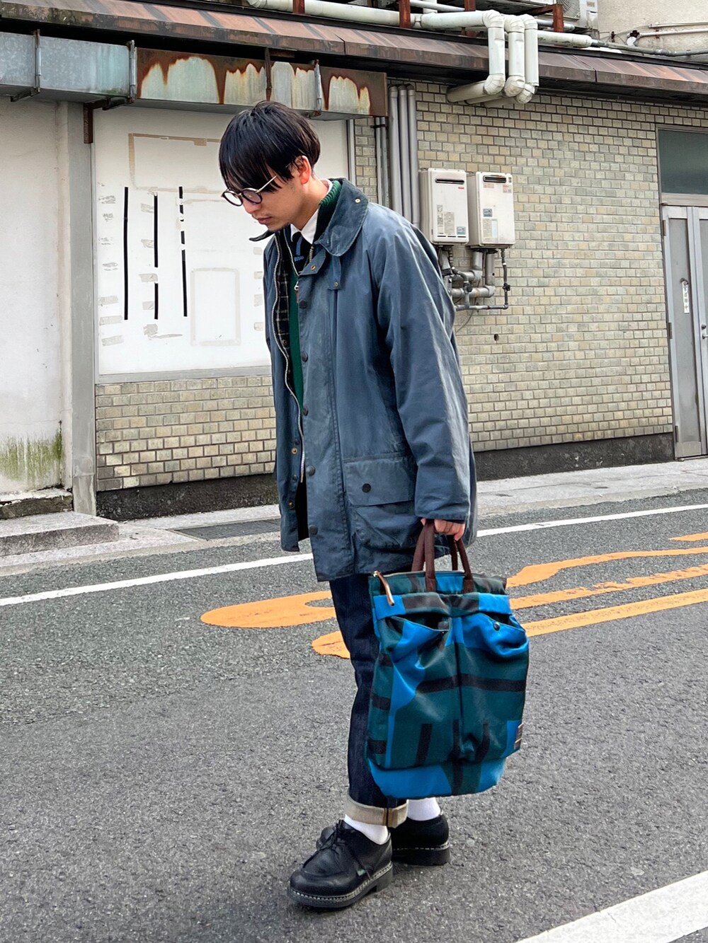 ブルー系のジャケット/アウター、ブルー系のデニムパンツ、ブラック系のドレスシューズを着用したメンズの冬コーディネートの2枚目の写真