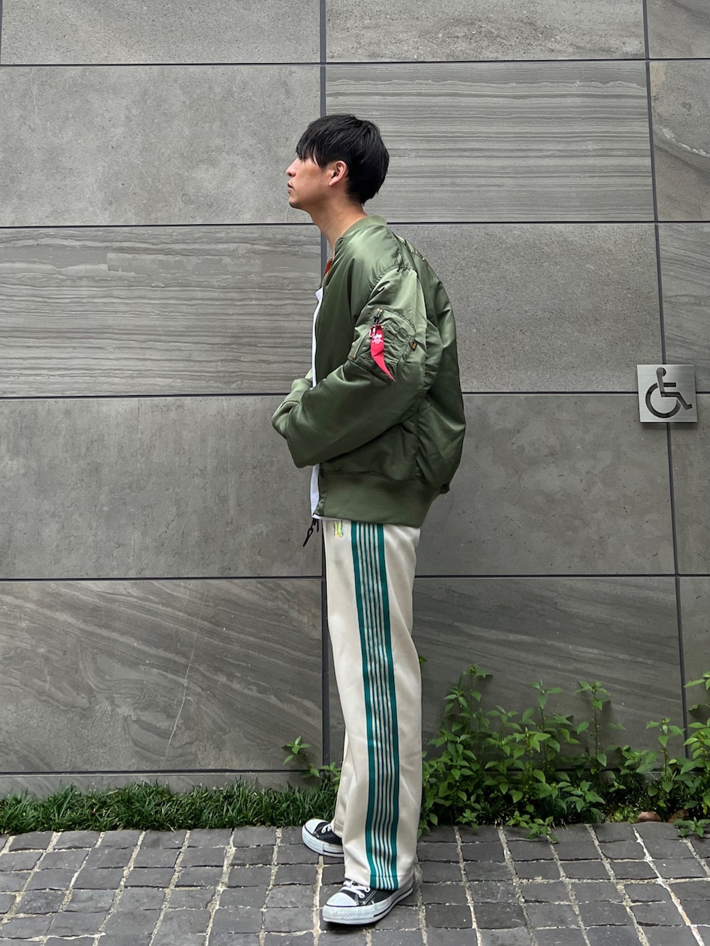 「スニーカー、ワントーンコーデ、ストリート、ビッグシルエット、秋コーデ、alpha_industries_japan、ALPHA_industries、ALPHA」|「ALPHAのAlpha Industries/アルファインダストリーズ MA-1 CORE SPEC フライトジャケット(U.S.サイズ)リバーシブル(MA-1、ホワイト系)」を使った、 松波 侑亮さん(メンズ・164cm)の秋コーディネートの2枚目の写真