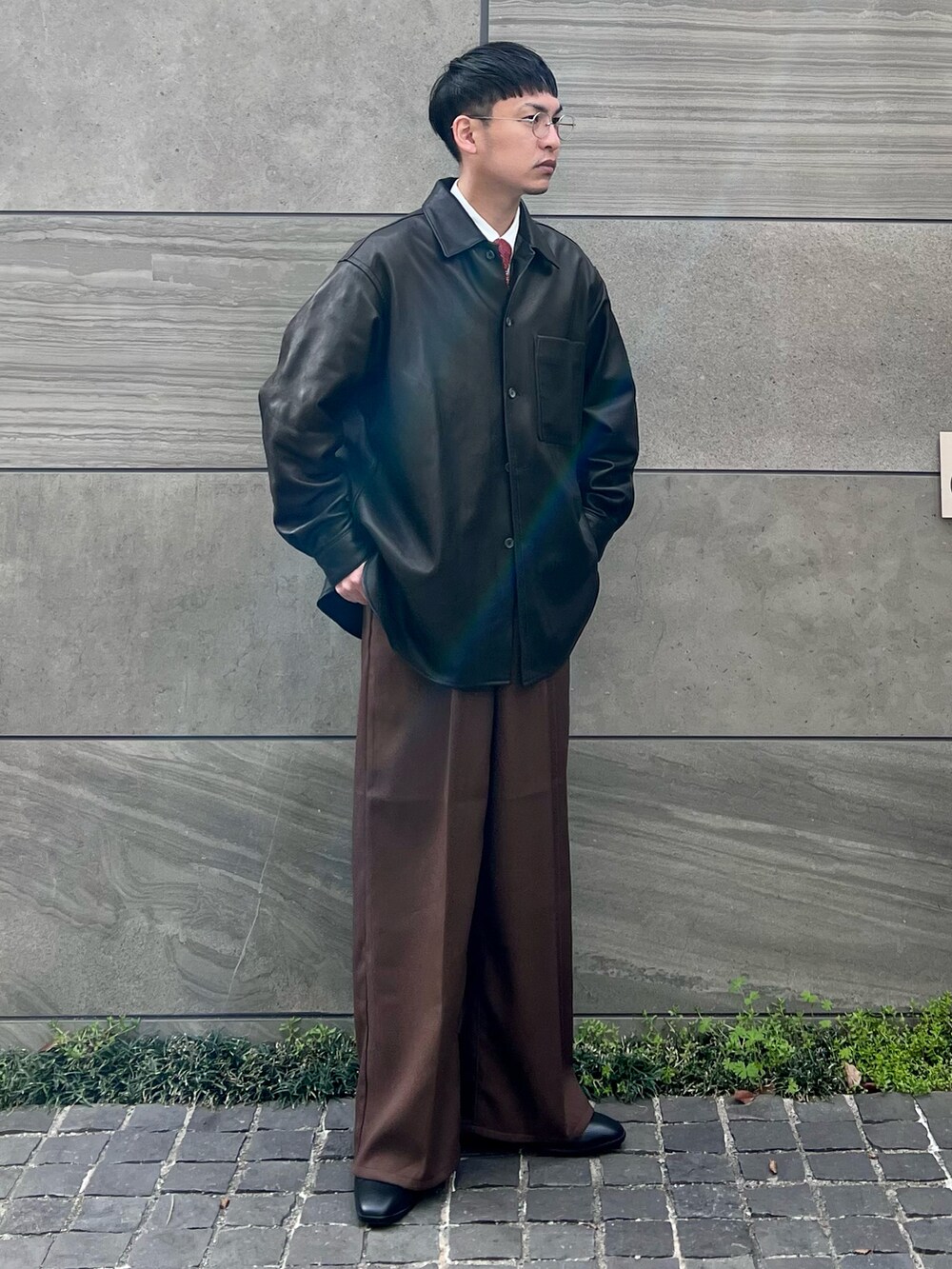 「エドウィン、フォッシル、edwinjapan、edwin、Fossil、FOSSILSTYLE、ネクタイコーデフェス2023」｜「EDWINのタックワイド フレアパンツ センタープレスパンツ スラックスパンツ 日本製（スラックス、ブラウン系）」を使った、 松波 侑亮さん（メンズ・164cm）の春コーディネートの2枚目の写真