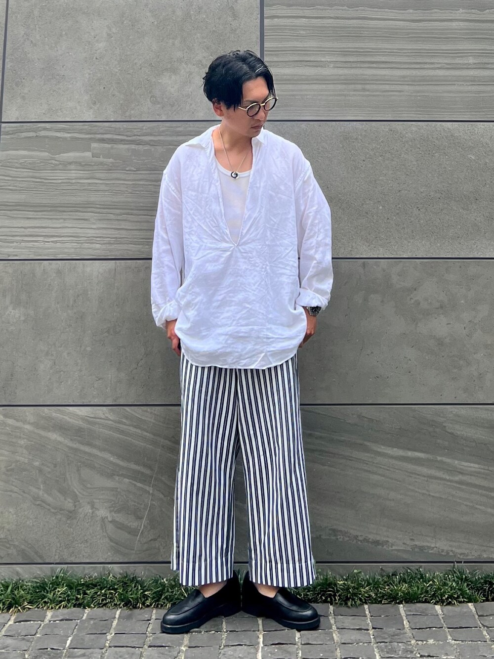 「ビッグシルエット、メガネ男子、おでかけコーデ、きれいめカジュアル」｜「foot the coacherの【foot the coacher / フットザコーチャー】MINIMAL LOAFER HARDNESS 50/ミニマルローファーハードネス50（ローファー、ブラック系）」を使った、 松波 侑亮さん（メンズ・164cm）の夏コーディネートの2枚目の写真