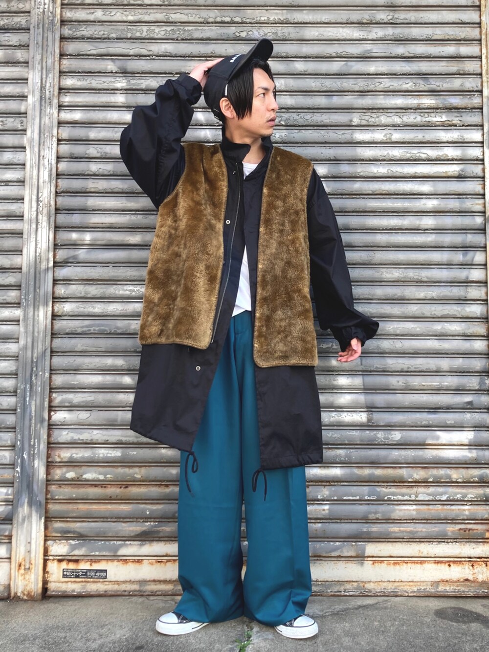 「古着、グリーン、ベスト、冬コーデ、レイヤードスタイル、スニーカーコーデ、ミリタリージャケット、古着MIX、タックイン、ファーベスト、シンプルコーデ、低身長、いいね、save、フォローお願いします🤑、マイベストコーデ2021、STOP 誹謗中傷」｜「CONVERSE ALL STARのCONVERSE / ALL STAR J HI（スニーカー、ブラック系）」を使った、 松波 侑亮さん（メンズ・164cm）の冬コーディネートの2枚目の写真