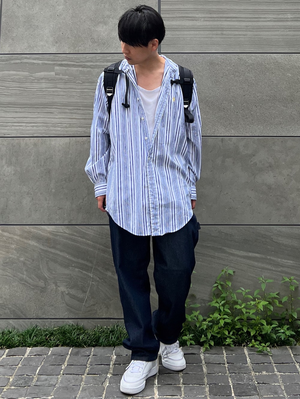 「edwin、edwinjapan、エドウィン」｜「EDWINのWEB限定【ユニセックス】EDWIN STEPMARK ワイドペインターパンツ（デニムパンツ、ブルー系）」を使った、 松波 侑亮さん（メンズ・164cm）の秋コーディネートの3枚目の写真