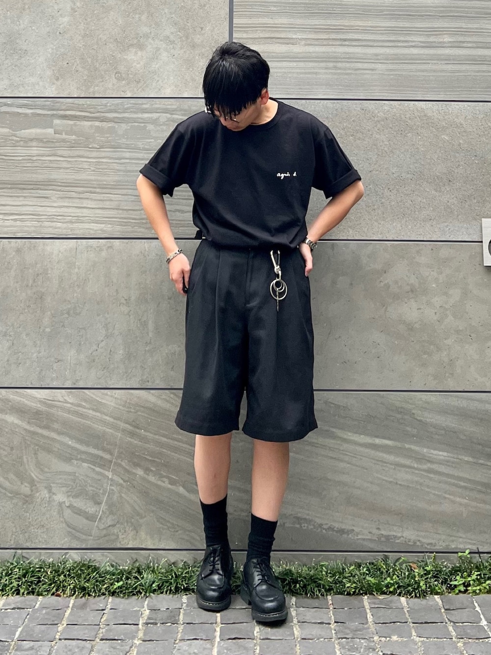 「このスタイルがお気に入り、ポリス、POLICE、agnes b.、アニエスベー、ロゴTシャツ、春夏コーデ、メンズコーデ」｜「agnes b.のWEB限定 S179 TS ロゴTシャツ（Tシャツ/カットソー、ブラック系）」を使った、 松波 侑亮さん（メンズ・164cm）の夏コーディネートの2枚目の写真