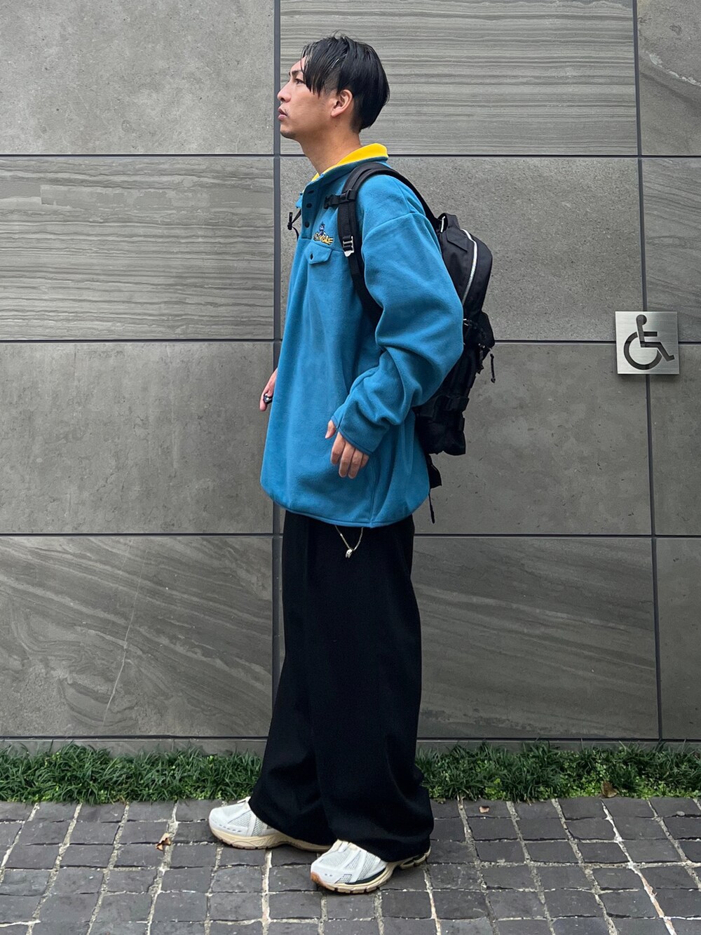 「johnscloset、limitedline_naivemagic、ジョンズクローゼット、フリース、ハーフジップ、ビッグシルエット、オーバーサイズ、ワイドパンツ、ストリート、ニューバランス、きれいめカジュアル、シンプルコーデ、厚底シューズ、スニーカー、秋冬コーデ」｜「Limited Line Naive Magicの【a】〔PETTY WOLF〕 フリース ワンポイント刺繍 襟裏カラー切り替え ハーフスナップ プルオーバー（スウェット、ブルー系）」を使った、 松波 侑亮さん（メンズ・164cm）の秋コーディネートの3枚目の写真