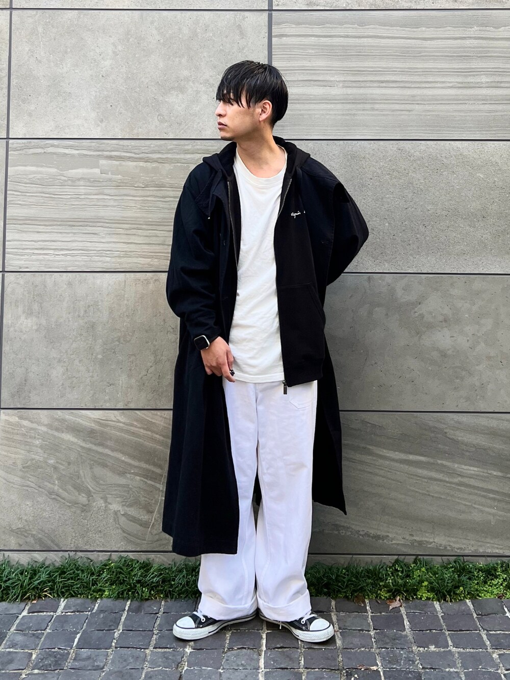 「アニエスベー、agnes b.、パーカー、レイヤードスタイル、ビッグシルエット、コート、秋冬コーデ、白パンツ、ワイドパンツ、スニーカー、厚底シューズ、きれいめカジュアル、シンプルコーデ、プチプラ、トレンチコート」|「agnes b.のS179 PARKA パーカー(パーカー、ブラック系)」を使った、 松波 侑亮さん(メンズ・164cm)の秋コーディネートの2枚目の写真