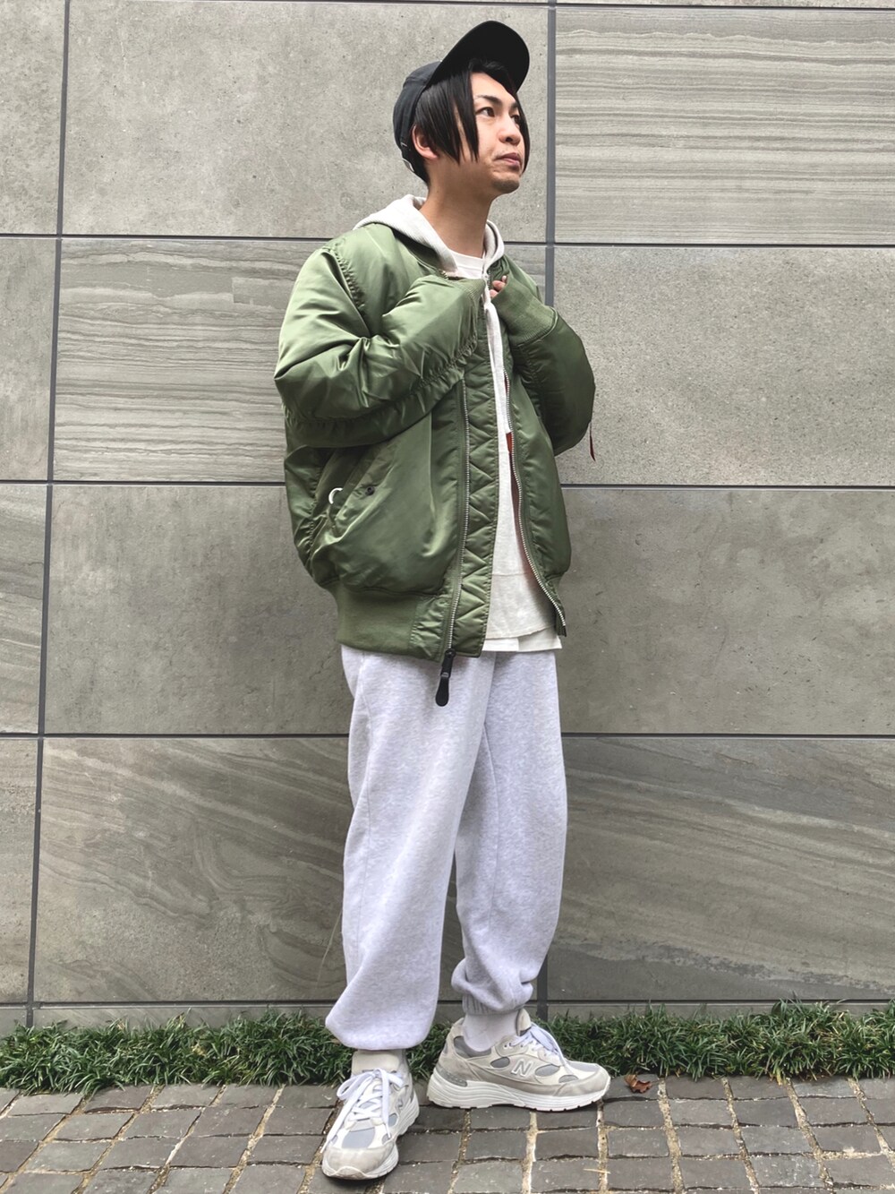 「alpha、alphaindustries、MA-1、ミリタリージャケット、グリーン、スウェットパンツ、ビッグシルエット、オーバーサイズ、レイヤードスタイル、マイベストコーデ2021、New Balance、STOP 誹謗中傷、休日スタイル、ストリート、シンプルコーデ」|「NEW BALANCEのアイテム(スニーカー、ホワイト系)」を使った、 松波 侑亮さん(メンズ・164cm)の冬コーディネートの2枚目の写真
