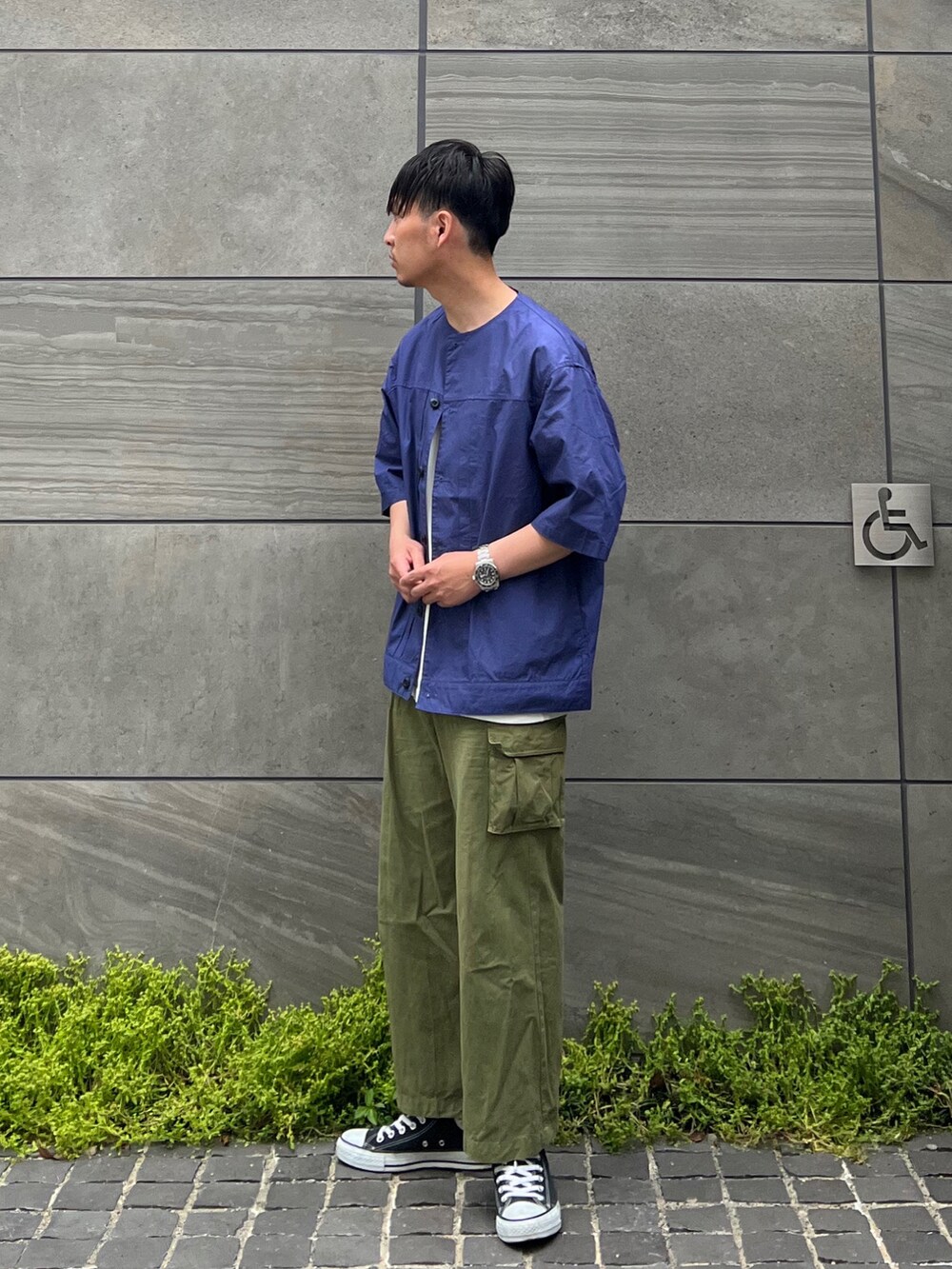 「FORK&SPOON、URBAN RESEARCH DOORS、シャツスタイル、厚底シューズ、フレアパンツ、きれいめカジュアル、カーゴパンツ、コンバース、休日スタイル、シンプル、カジュアル、今日のコーデ、大人コーデ、低身長コーデ、レイヤードスタイル」|「FORK&SPOONのFORK&SPOON ノーカラータックシャツ(シャツ/ブラウス、パープル系)」を使った、 松波 侑亮さん(メンズ・164cm)の夏コーディネートの2枚目の写真