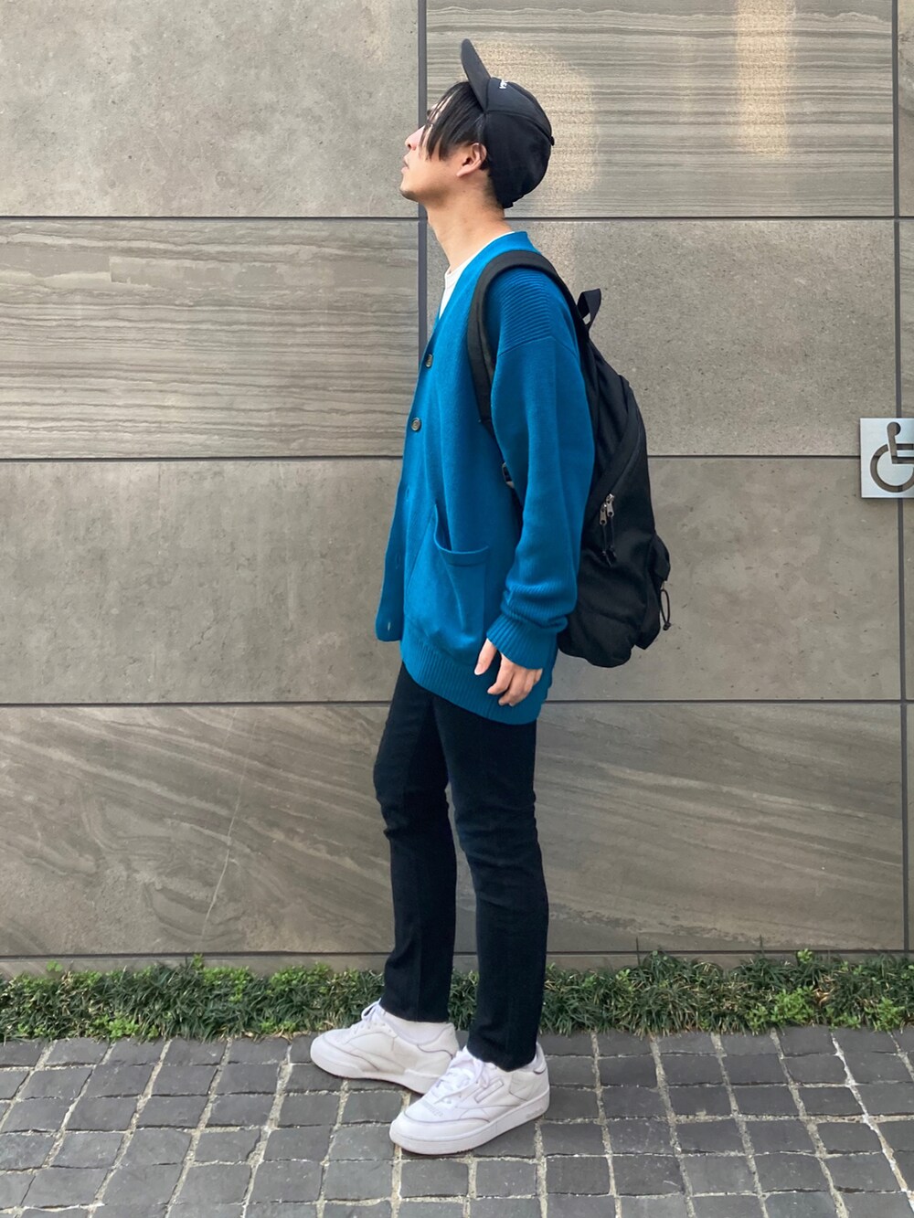 ブラック系のデニムパンツ、ブルー系のカーディガン/ボレロ、ホワイト系のTシャツ/カットソーを着用したメンズの春コーディネートの2枚目の写真