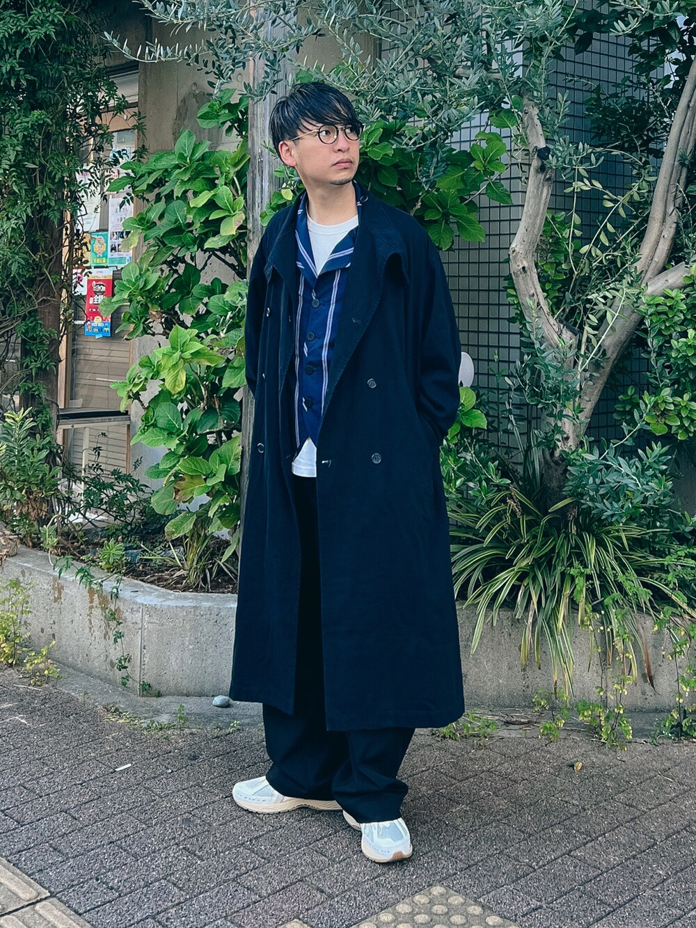 「La fabrique en…TM、ストライプ、テーラードジャケット、ロングコート、ワイドパンツ、スラックス、New Balance、メガネ男子、レイヤードスタイル、冬コーデ、モード、休日スタイル、マイベストコーデ2022」｜「(La)Fabrique en...のアイテム（ジャケット/アウター、その他）」を使った、 松波 侑亮さん（メンズ・164cm）の冬コーディネートの4枚目の写真