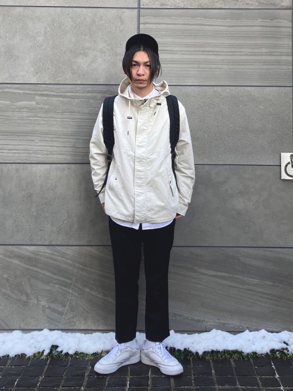 「SonnyLabel、サニーレーベル、マウンテンパーカー、キャップ、スラックス、白スニーカー、ビッグシルエット、シンプルコーデ、春アウター、カジュアルコーデ、休日コーデ、ootd、カジュアル、ストリート、モノトーン」|「URBAN RESEARCH Sonny Labelの【撥水/抗菌/防臭】コーデュラマウンテンパーカー(マウンテンパーカー、ホワイト系)」を使った、 松波 侑亮さん(メンズ・164cm)の冬コーディネートの3枚目の写真