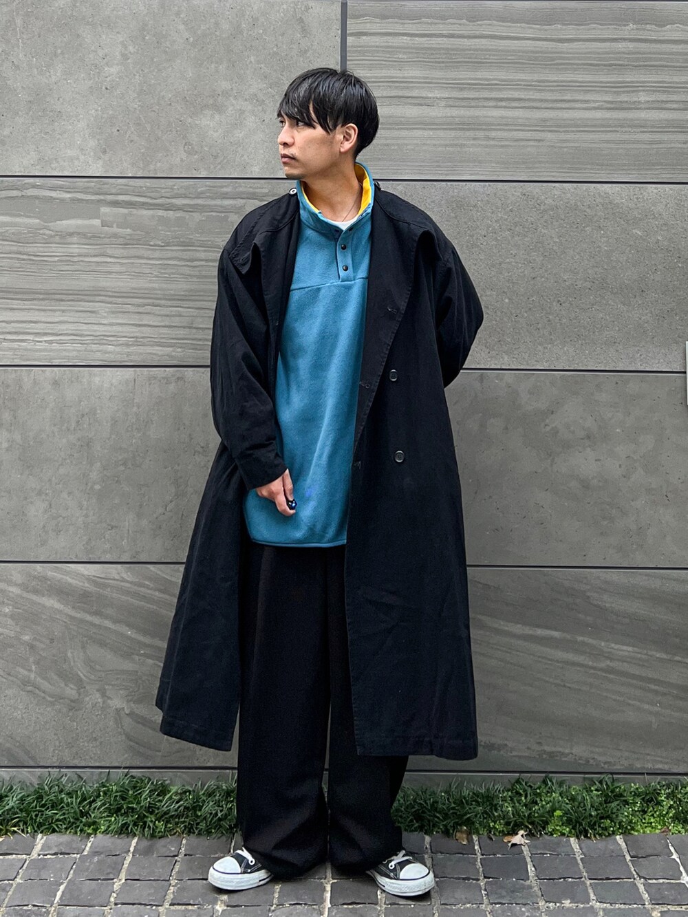 「ジョンズクローゼット、johnscloset、limitedline_naivemagic、きれいめカジュアル、シンプルコーデ、ビッグシルエット、フリース、ハイネック、ハーフジップ、コート、スラックス、ワイドパンツ、厚底シューズ、スニーカー、秋冬コーデ」｜「Limited Line Naive Magicの【a】〔PETTY WOLF〕 フリース ワンポイント刺繍 襟裏カラー切り替え ハーフスナップ プルオーバー（スウェット、ブルー系）」を使った、 松波 侑亮さん（メンズ・164cm）の秋コーディネートの2枚目の写真