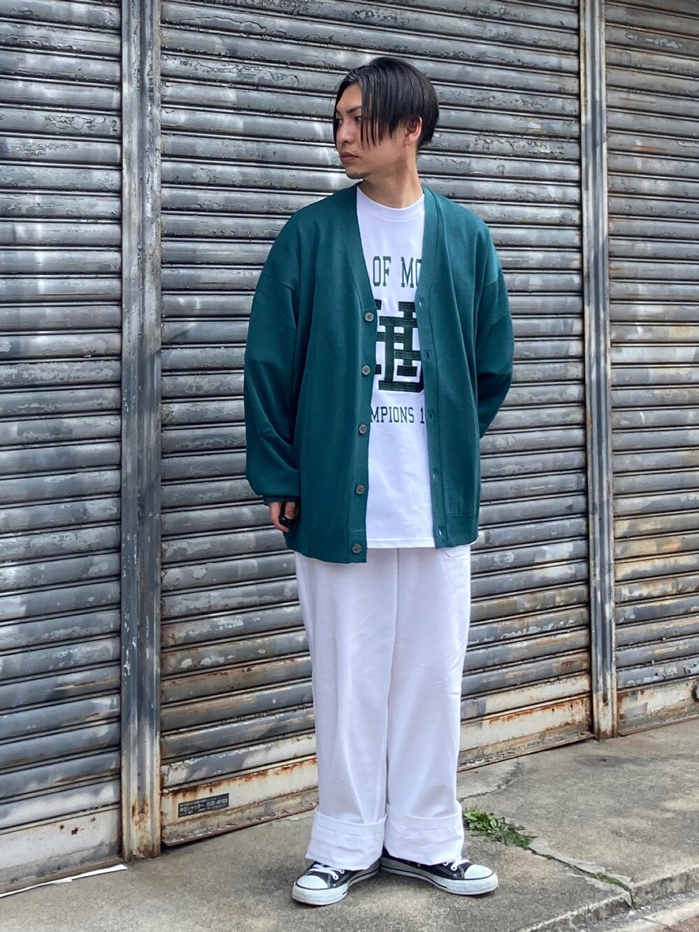 「カーディガン、カレッジ、カレッジTシャツ、シンプルコーデ、きれいめカジュアル、グリーン、春コーデ、春服みてみて、デニム、パステル映える春、プチプラ、ビッグシルエット、休日スタイル、ストリートコーデ、ストリートフェス」｜「SPINNSの12ゲージ アクリルニットカーディガン（カーディガン/ボレロ、グリーン系）」を使った、 松波 侑亮さん（メンズ・164cm）の春コーディネートの3枚目の写真