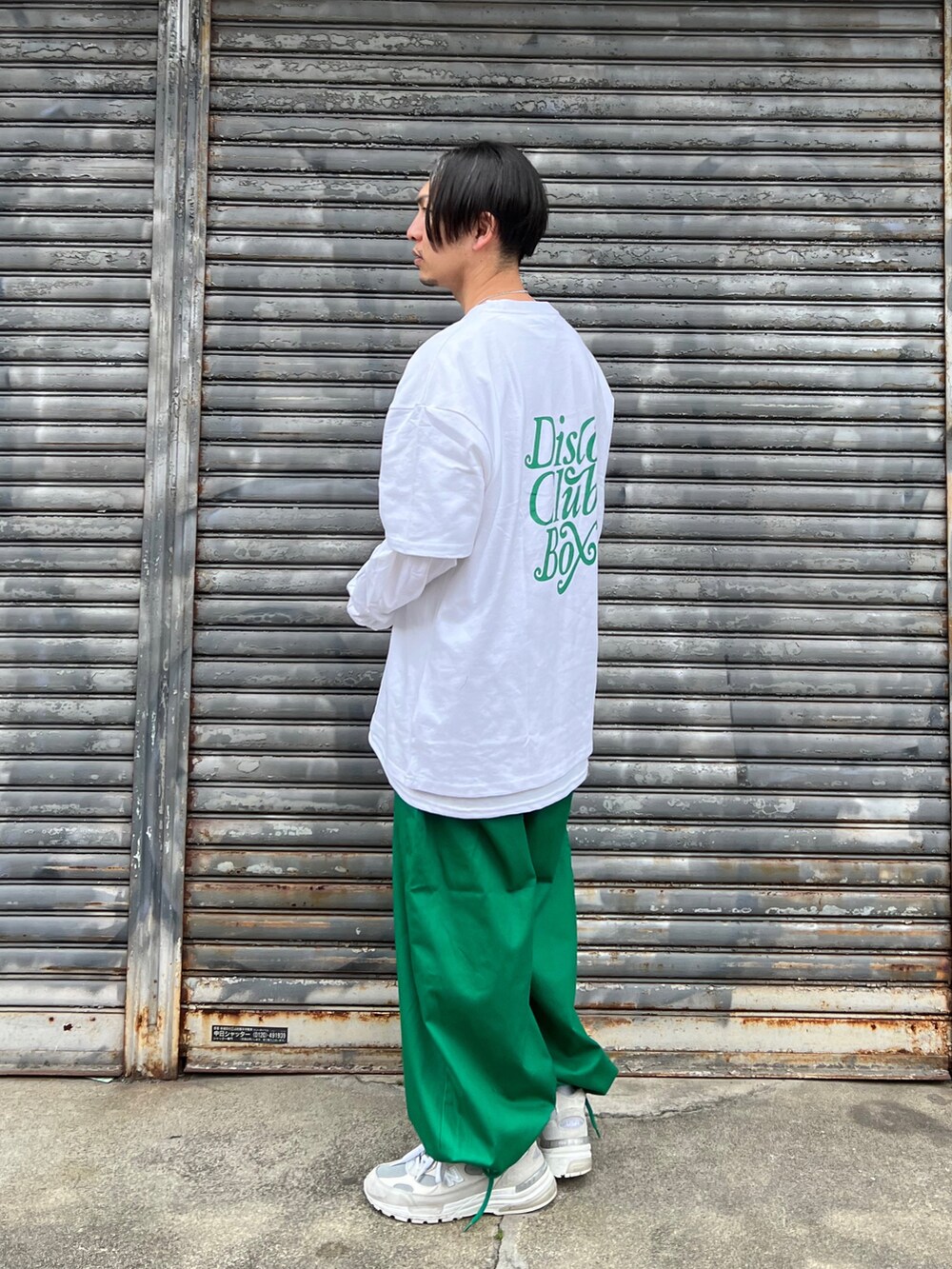 ホワイト系のTシャツ/カットソー、ホワイト系のTシャツ/カットソー、グリーン系のその他パンツを着用したメンズの春コーディネートの2枚目の写真