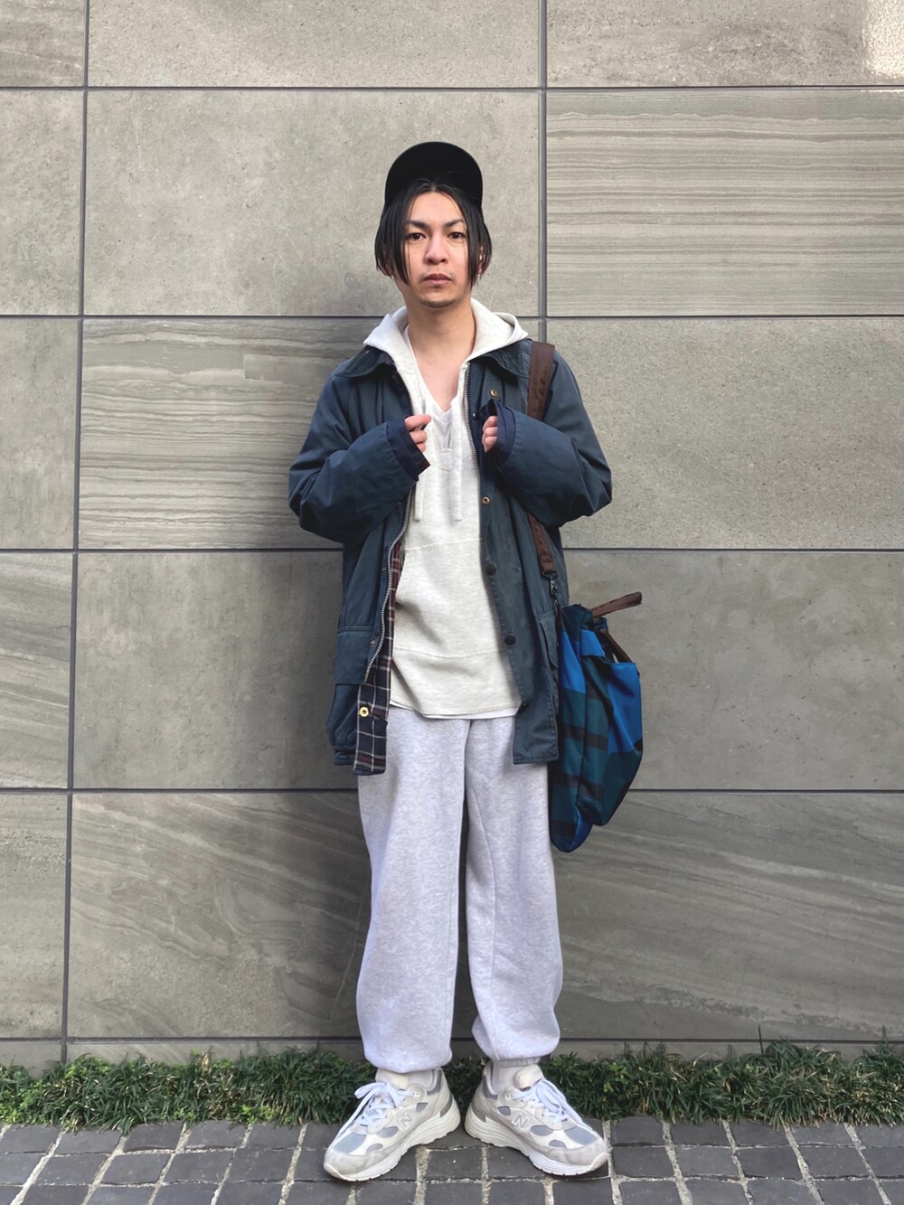 「キャップ、白スニーカー、ビッグシルエット、古着MIX、シンプルコーデ、春アウター、パーカー、トートバッグ、レイヤードスタイル、スウェットパンツ、大人カジュアル、低身長、New Balance、barbour、春コーデ」｜「SPINNSの【６色展開】カラースウェットパンツ（スウェットパンツ、グレー系）」を使った、 松波 侑亮さん（メンズ・164cm）の冬コーディネートの2枚目の写真