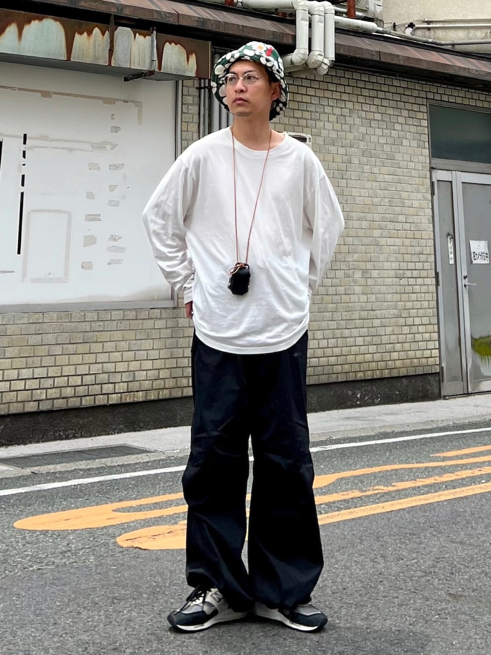 「エドウィン、edwinjapan、edwin」｜「EDWINの【WEB限定】EDWIN STEPMARK スノーワイドオーバーパンツ（カーゴパンツ、ブラック系）」を使った、 松波 侑亮さん（メンズ・164cm）の夏コーディネートの2枚目の写真