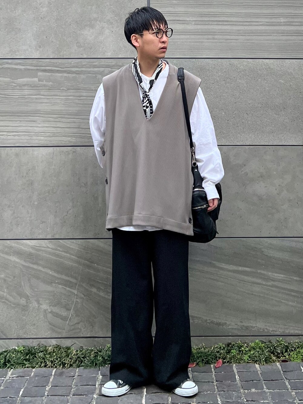 「STYLEMIXER、STYLEMIXER_MEN、スタイルミキサー、ビッグシルエット、オーバーサイズ、レイヤードスタイル、ベスト、春コーデ、PR、低身長、きれいめカジュアル、ほめられ本命コーデ、シンプルコーデ、スカーフ、ショルダーバッグ」|「STYLEMIXERのプリーツサイドボタンベスト(ベスト、グレー系)」を使った、 松波 侑亮さん(メンズ・164cm)の冬コーディネートの3枚目の写真