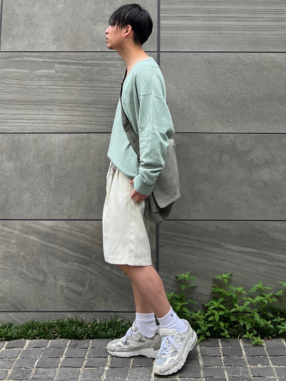 「ショルダーバッグ、ハーフパンツ、スウェット、レイヤードスタイル、厚底シューズ、休日スタイル、プチプラ、淡色コーデ、タックイン」|「soerteの2tuck wide Half pants / 2タックワイドハーフパンツ グルカショーツ(その他パンツ、ホワイト系)」を使った、 松波 侑亮さん(メンズ・164cm)の秋コーディネートの4枚目の写真