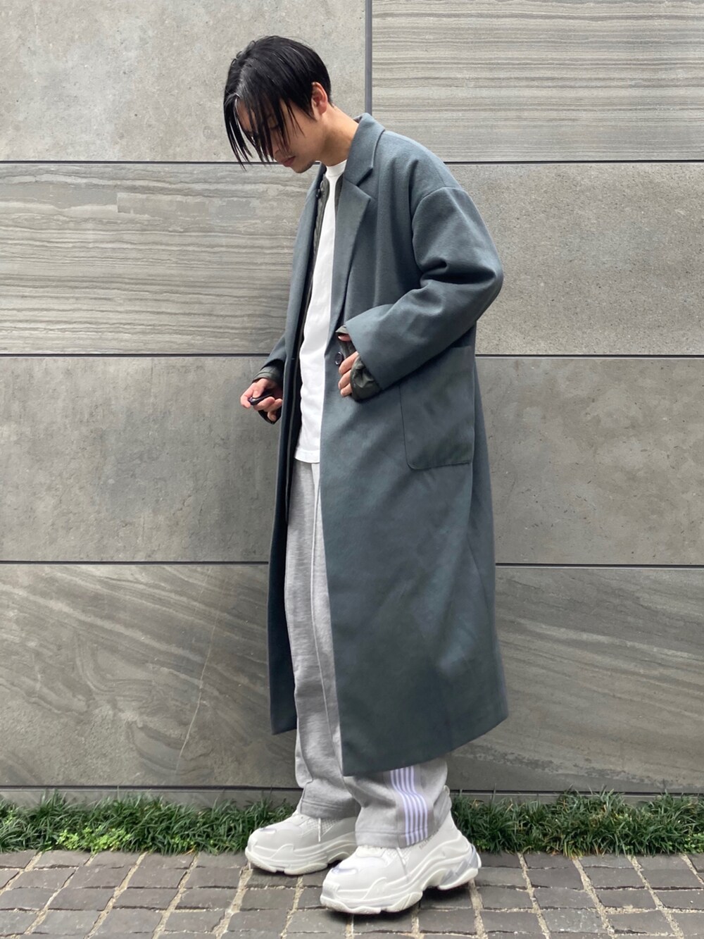 「ビッグシルエット、グリーン、キルティング、UNIQLO、冬コーデ、スニーカーコーデ、ミリタリージャケット、休日スタイル、モード、キルティングジャケット、ootd、NEEDLES、モードストリート、低身長コーデ、STOP 誹謗中傷」｜「Needlesのアイテム（パンツ、グレー系）」を使った、 松波 侑亮さん（メンズ・164cm）の秋コーディネートの2枚目の写真