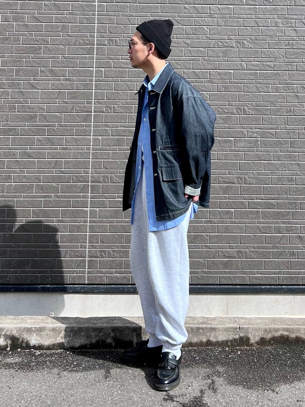 「ジョンズクローゼット、johnscloset、redcapgirl、シャツスタイル、スウェットパンツ、デニム、キャップ、ローファー、ニット帽、ストライプシャツ、レイヤードスタイル、ビッグシルエット、きれいめカジュアル、シンプルコーデ、春服デビュー宣言」｜「Red Cap Girlの【a-r】〔Red Cap Girl/レッドキャップガール RCGタグ バックボタン ブロードビッグシャツ（シャツ/ブラウス、ブルー系）」を使った、 松波 侑亮さん（メンズ・164cm）の春コーディネートの4枚目の写真