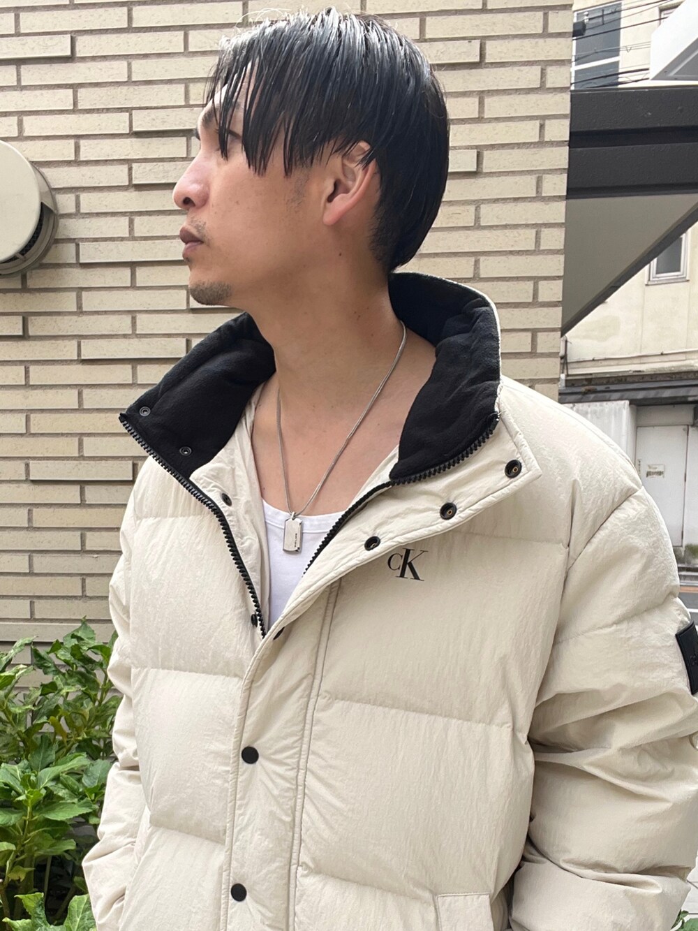 「ポリス、POLICE、Calvin Klein、カルバンクライン、ダウンジャケット、ダウン、スラックス、ワイドパンツ、スニーカー、New Balance、きれいめカジュアル、ビッグシルエット、ストリート、秋冬コーデ、冬コーデ」|「Calvin Kleinのバッジオーバーサイズ ダウンジャケット(ダウンジャケット/コート、ホワイト系)」を使った、 松波 侑亮さん(メンズ・164cm)の秋コーディネートの2枚目の写真