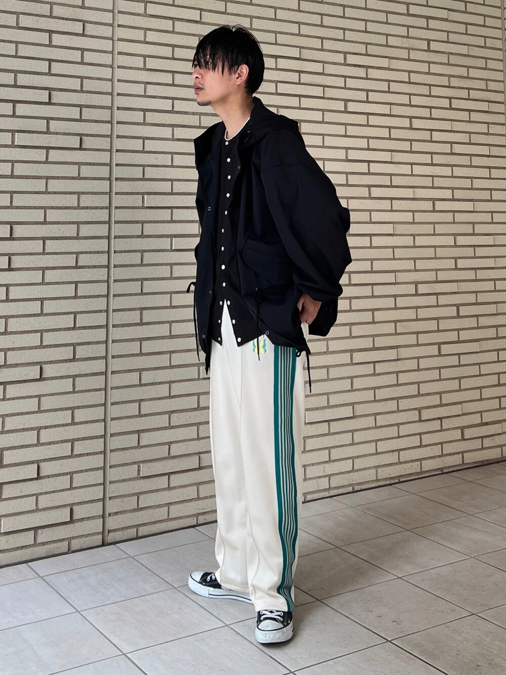 「アニエスベー、agnes b.、トラックパンツ、秋コーデ、プチプラ、シンプルコーデ、厚底シューズ、パーカー、スニーカー、フレアパンツ、レイヤードスタイル、きれいめカジュアル、スノーパーカー、カーディガン、NEEDLES」｜「agnes b.のJ000 CARDIGAN カーディガンプレッション（カーディガン/ボレロ、ブラック系）」を使った、 松波 侑亮さん（メンズ・164cm）の秋コーディネートの3枚目の写真