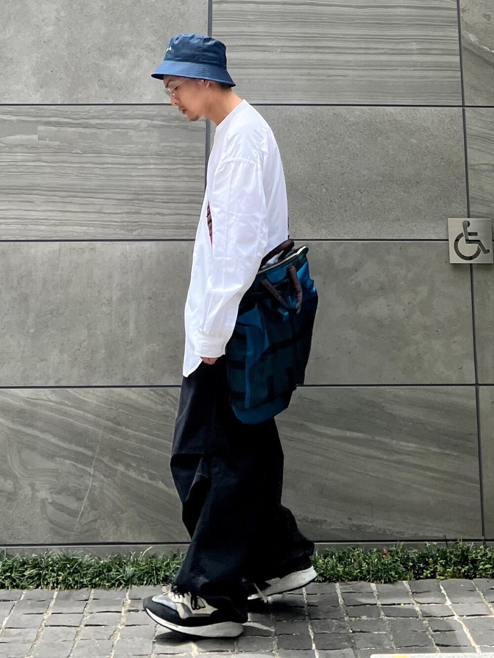 「agnes b.、アニエスベー、バケットハット、バケハ、バケハコーデ、春夏コーデ、エドウィン、edwin、edwinjapan」｜「EDWINの【WEB限定】EDWIN STEPMARK スノーワイドオーバーパンツ（カーゴパンツ、ブラック系）」を使った、 松波 侑亮さん（メンズ・164cm）の夏コーディネートの2枚目の写真