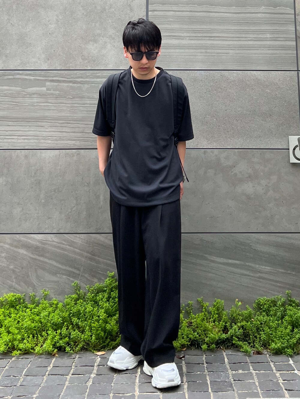 「URTECH、ユーアールテック、URTECHひやサラクール、items_urbanresarch、アイテムズアーバンリサーチ、休日スタイル、ビッグシルエット、スラックス、きれいめカジュアル、韓国ファッション、サングラス、春コーデ、夏コーデ、厚底シューズ、モノトーン」｜「ITEMS URBANRESEARCHの『UR TECH ひやサラクール』 Air Dry ライトポンチ トップス（Tシャツ/カットソー、ブラック系）」を使った、 松波 侑亮さん（メンズ・164cm）の春コーディネートの3枚目の写真