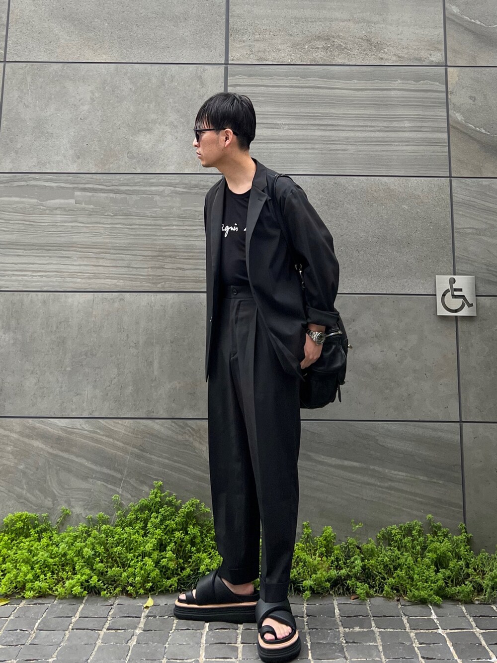 「ごきげんウィーク、アニエスベー、アニエスベーTシャツ、カラー×コーデ、agnes b.、セットアップ、革靴、サンダル、ショルダーバッグ、タックイン、プチプラ、スラックス、きれいめカジュアル、休日スタイル、サングラス」|「agnes b.のS137 TS ロゴTシャツ(Tシャツ/カットソー、ブラック系)」を使った、 松波 侑亮さん(メンズ・164cm)の春コーディネートの2枚目の写真