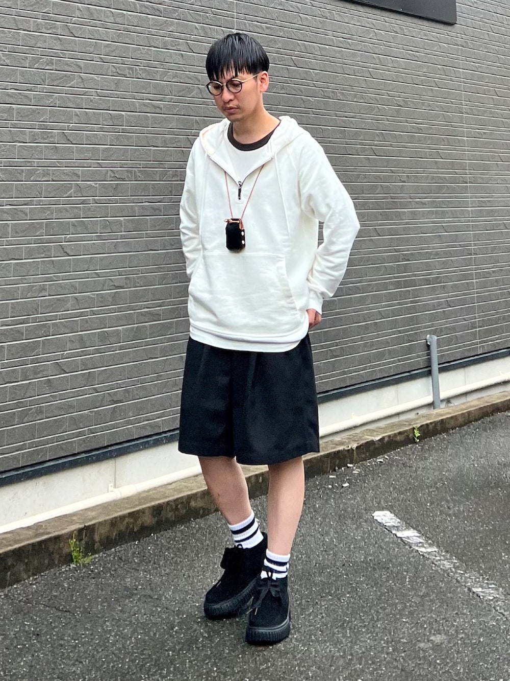 ブラック系のモカシン/デッキシューズ、ブラック系のその他パンツ、ホワイト系のパーカーを着用したメンズの春コーディネートの2枚目の写真