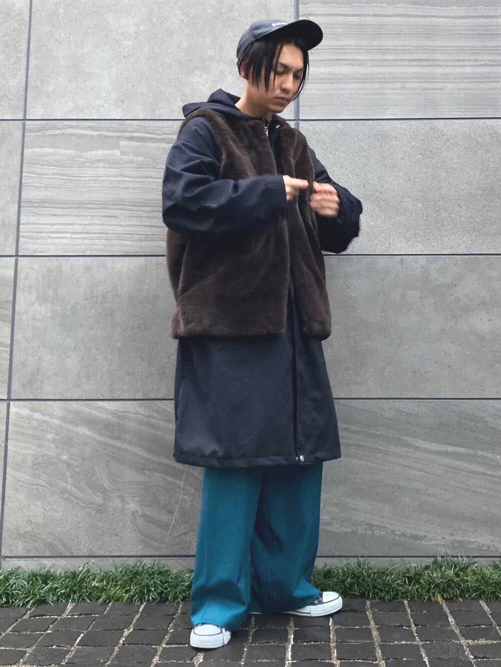 「休日コーデ、あったかコーデ、ビッグシルエット、フレアパンツ、プチプラ、ロングコート、シンプルコーデ、マイベストコーデ2021、STOP 誹謗中傷、ootd、低身長コーデ、古着、古着MIX、レイヤードスタイル、キャップ」｜「CONVERSE ALL STARのアイテム（シューズ、ブラック系）」を使った、 松波 侑亮さん（メンズ・164cm）の冬コーディネートの2枚目の写真