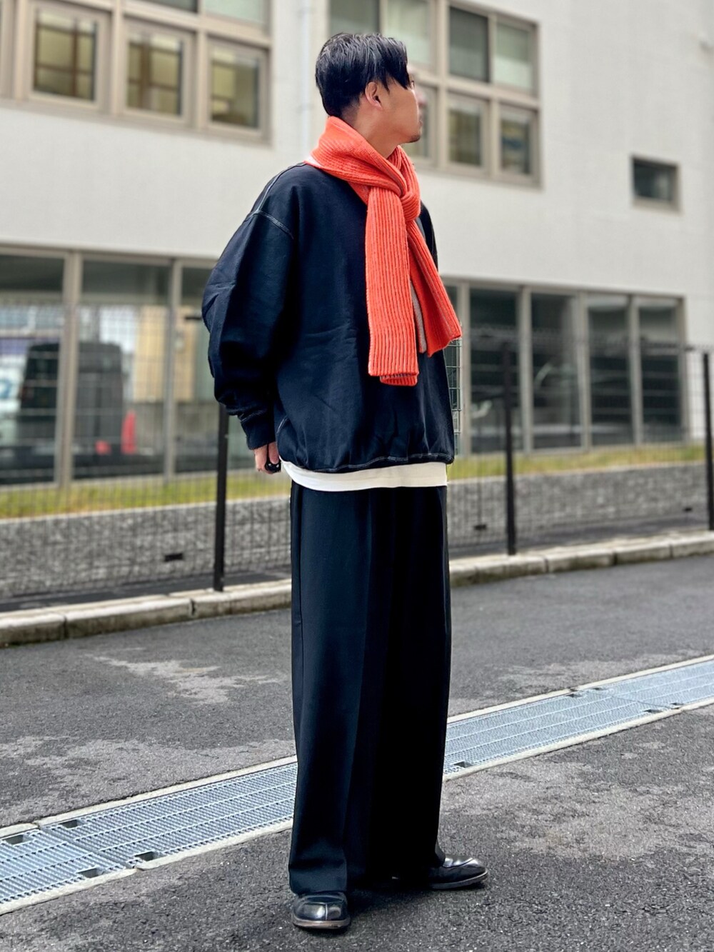 「JEANASISのプレーティングマフラー/979291（マフラー、オレンジ系）」を使った、 松波 侑亮さん（メンズ・164cm）の冬コーディネートの3枚目の写真