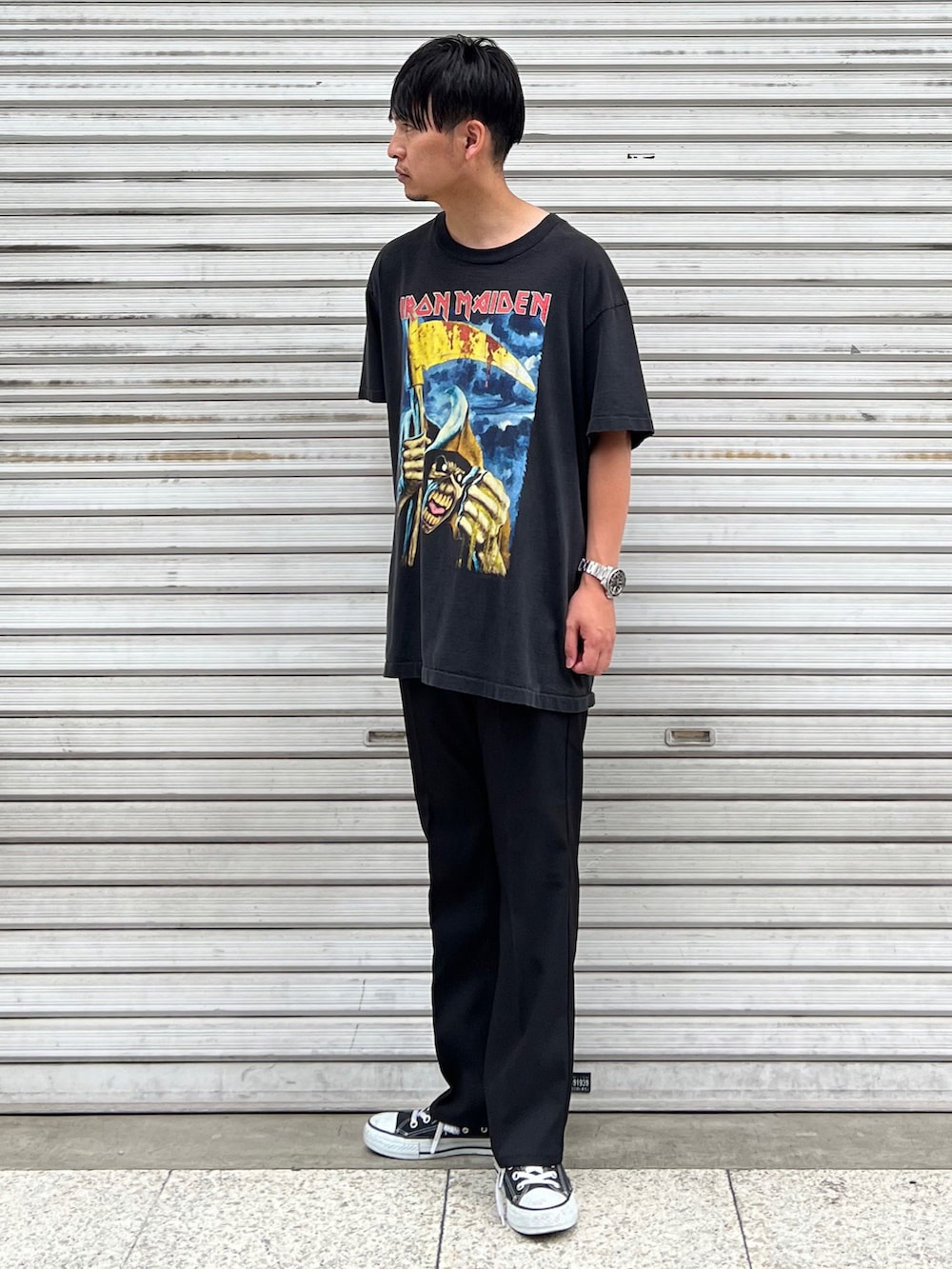 「夏のTシャツフェス、夏コーデ、ストリート、プチプラ、シンプルコーデ、モノトーン、きれいめカジュアル、ビッグシルエット、スラックス、フレアパンツ、バンドT、30代メンズファッション、メンズコーデ、メンズファッション、真夏のアクティブスタイル」｜「CONVERSE ALL STARのCONVERSE / ALL STAR J HI（スニーカー、ブラック系）」を使った、 松波 侑亮さん（メンズ・164cm）の夏コーディネートの2枚目の写真