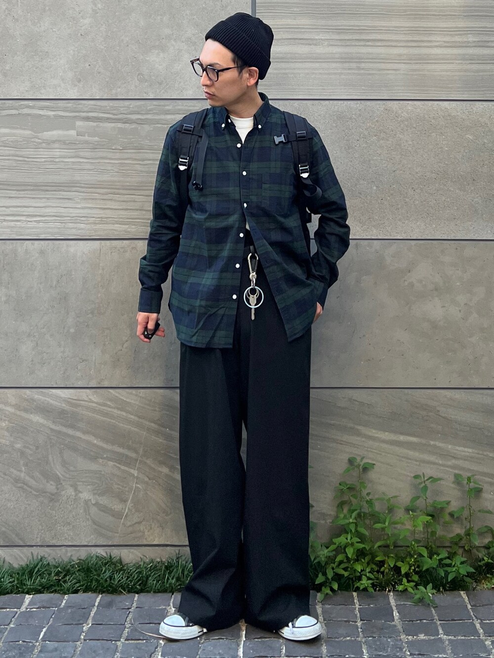 「ワイドパンツ、Hender Scheme、大人カジュアル、おしゃれさんと繋がりたい、スラックス、秋コーデ、ビックシルエット、プチプラ、スニーカー、ストリート、rossomen、urbanresearchrossomen、ニット帽」｜「URBAN RESEARCH ROSSO MENの『WEB/一部店舗限定』『5サイズ展開』『抗菌/防臭』ハイパフォーマンスオックスボタンダウンシャツ（シャツ/ブラウス、グリーン系）」を使った、 松波 侑亮さん（メンズ・164cm）の秋コーディネートの2枚目の写真