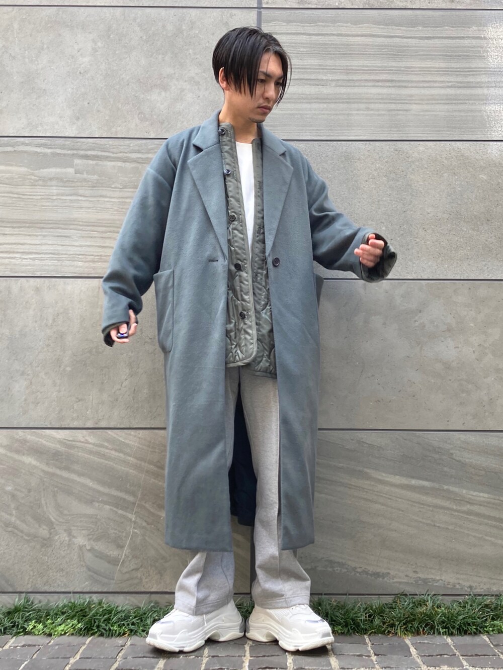 「ビッグシルエット、グリーン、キルティング、UNIQLO、冬コーデ、スニーカーコーデ、ミリタリージャケット、休日スタイル、モード、キルティングジャケット、ootd、NEEDLES、モードストリート、低身長コーデ、STOP 誹謗中傷」｜「Needlesのアイテム（パンツ、グレー系）」を使った、 松波 侑亮さん（メンズ・164cm）の秋コーディネートの4枚目の写真