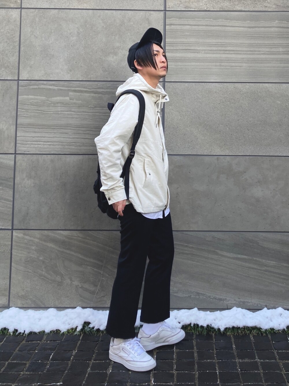 「SonnyLabel、サニーレーベル、マウンテンパーカー、キャップ、スラックス、白スニーカー、ビッグシルエット、シンプルコーデ、春アウター、カジュアルコーデ、休日コーデ、ootd、カジュアル、ストリート、モノトーン」|「URBAN RESEARCH Sonny Labelの【撥水/抗菌/防臭】コーデュラマウンテンパーカー(マウンテンパーカー、ホワイト系)」を使った、 松波 侑亮さん(メンズ・164cm)の冬コーディネートの2枚目の写真